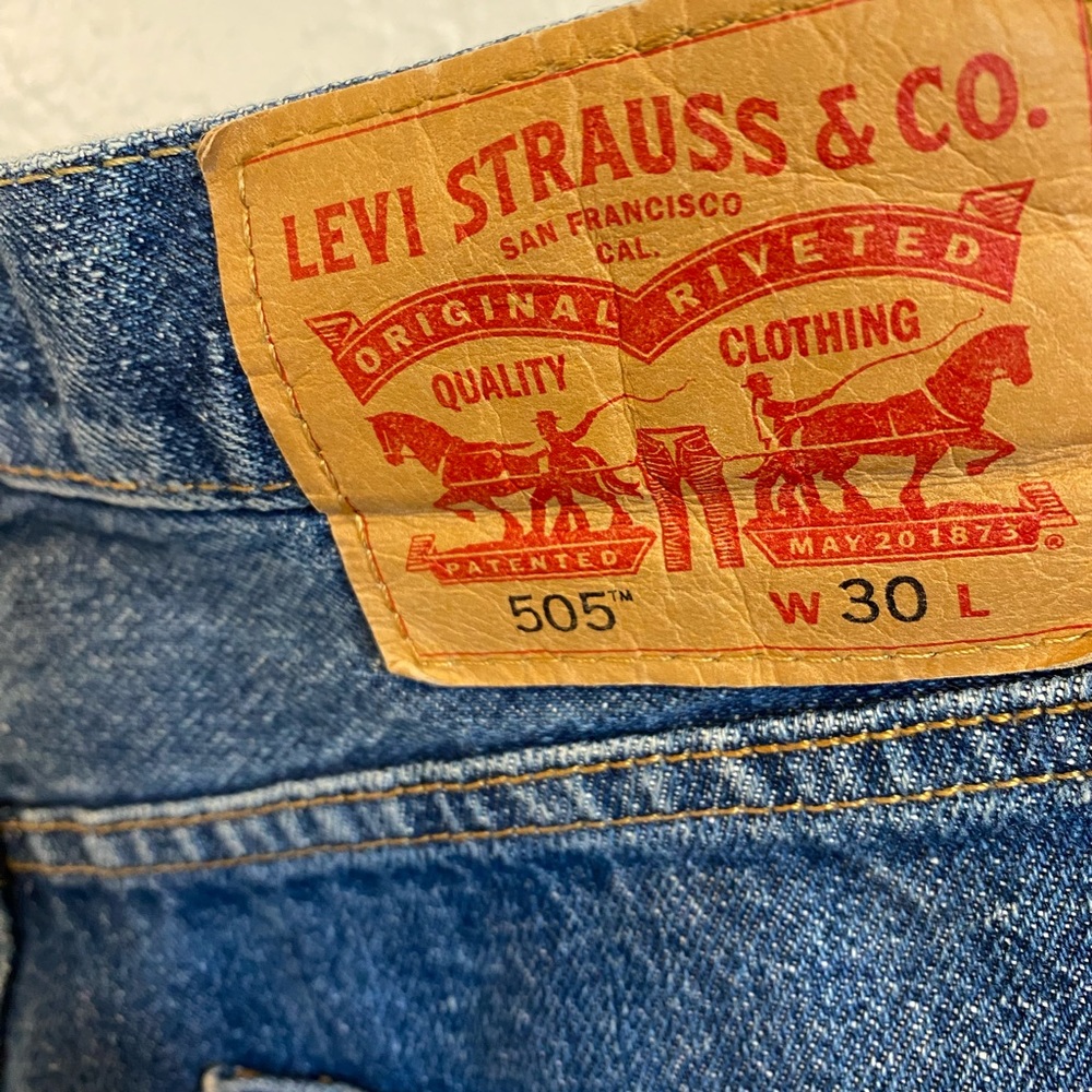 Levi’s 505 Dark Denim Distressed Shorts Size 30” Waist - Picture 7 of 9